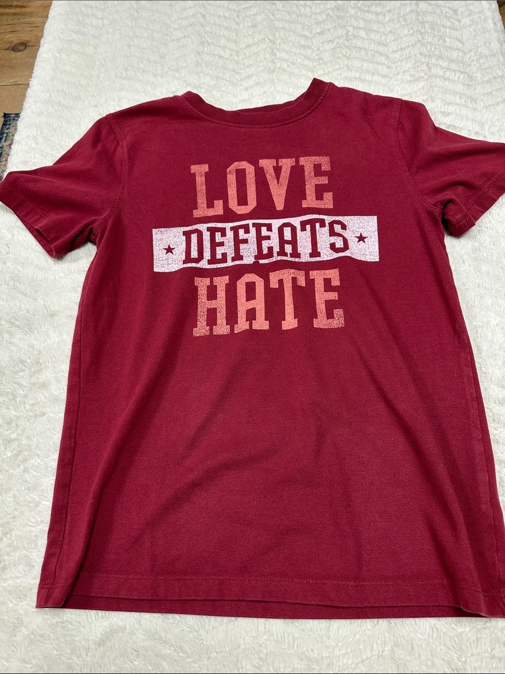 Art Class Graphic LOVE DEFEATS HATE Maroon Tee L